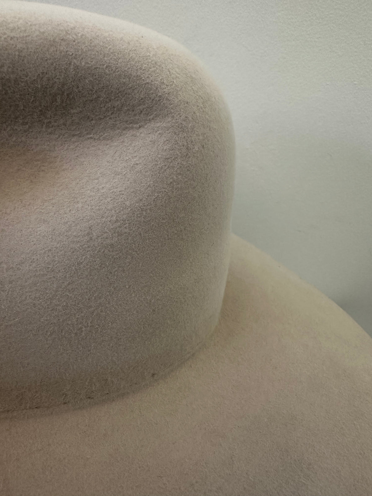 Hat Bodies with sweatband - 100% second quality fur felt - 220 gms - Bone