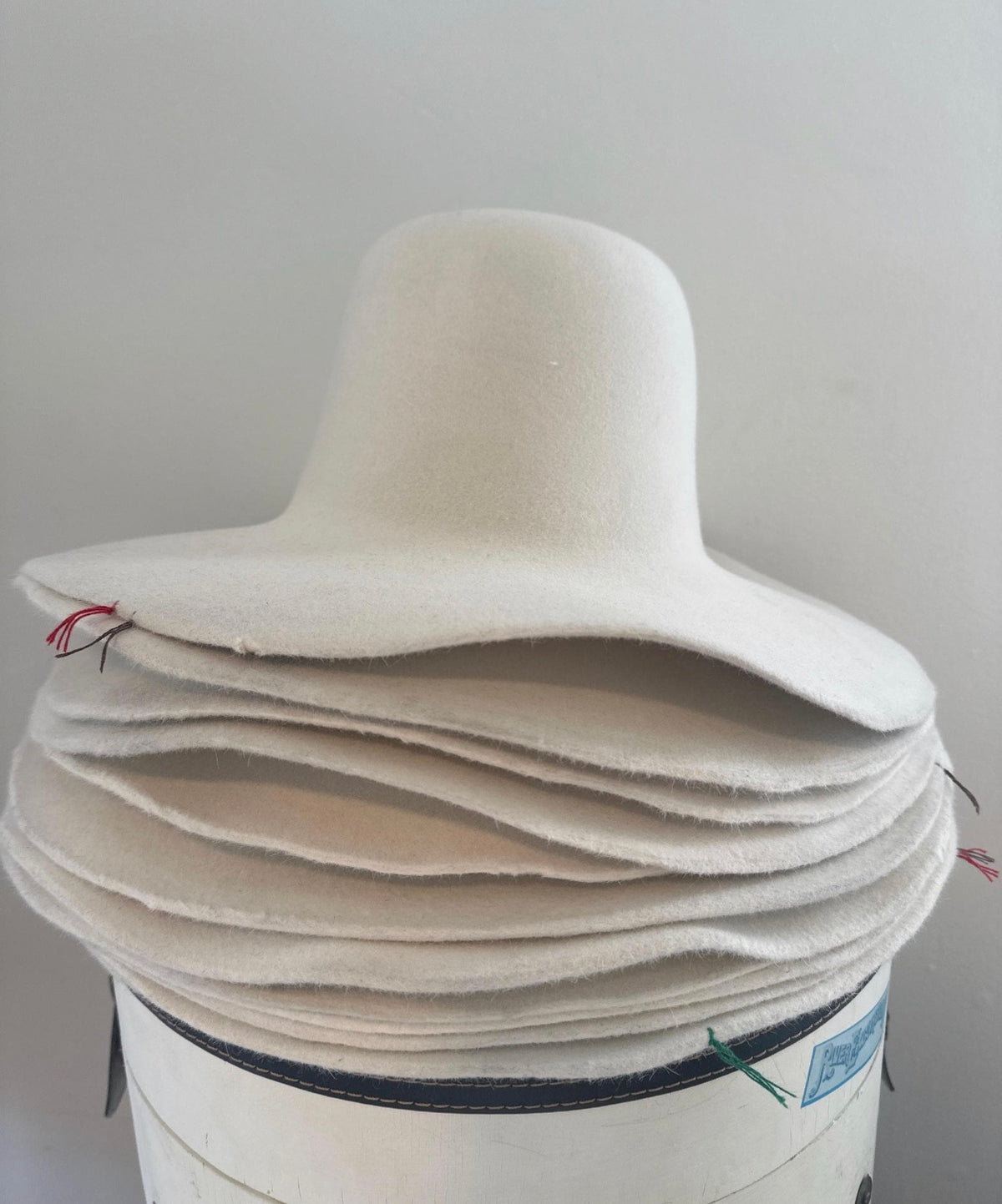 Hat Bodies 100% fur 195 gms - Off white -